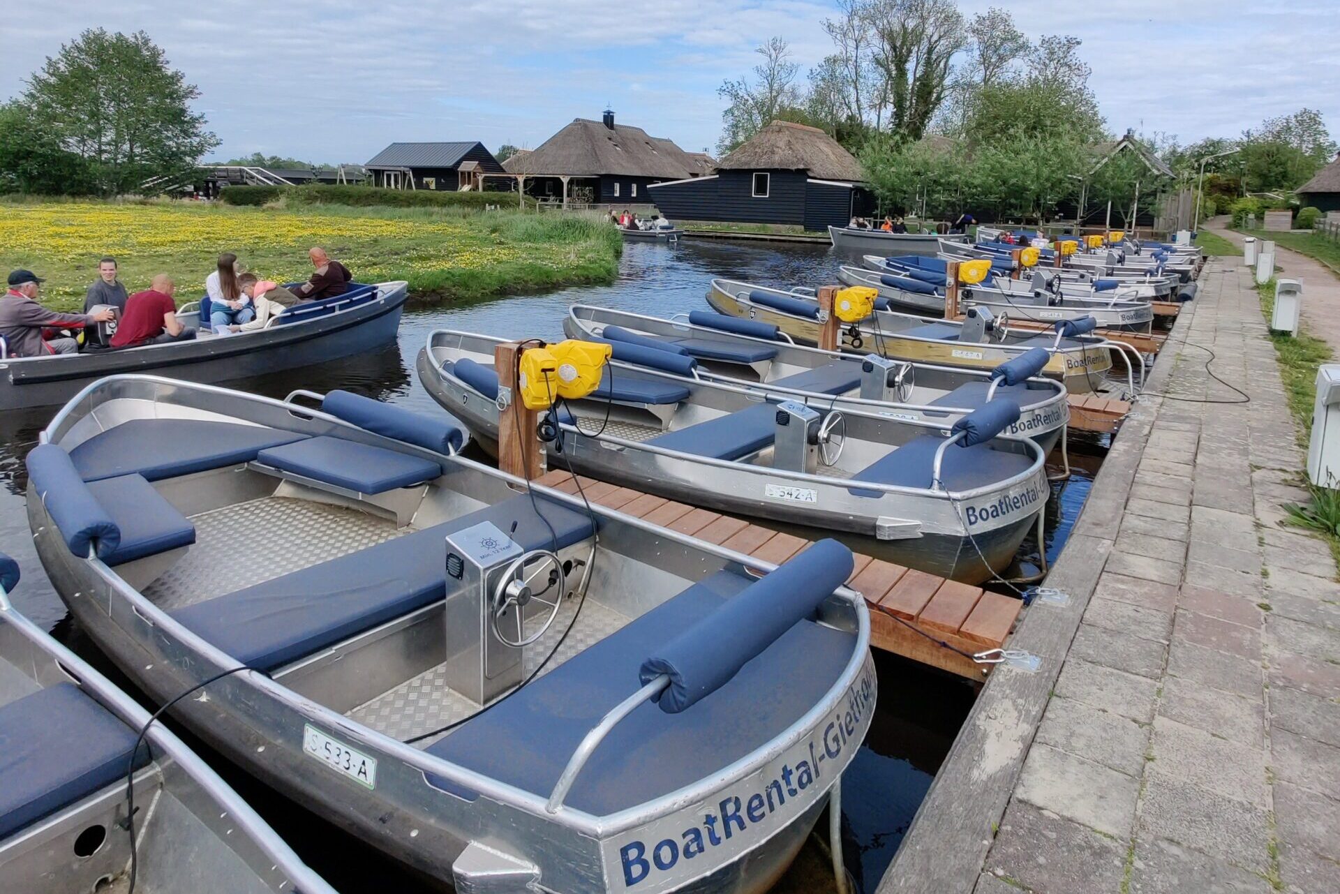 Elektrische sloepen afgemeerd aan de steiger