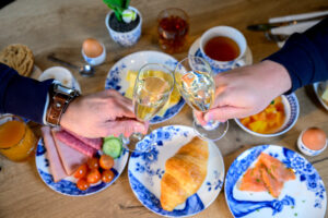 Gasten proosten met champagne tijdens arrangement