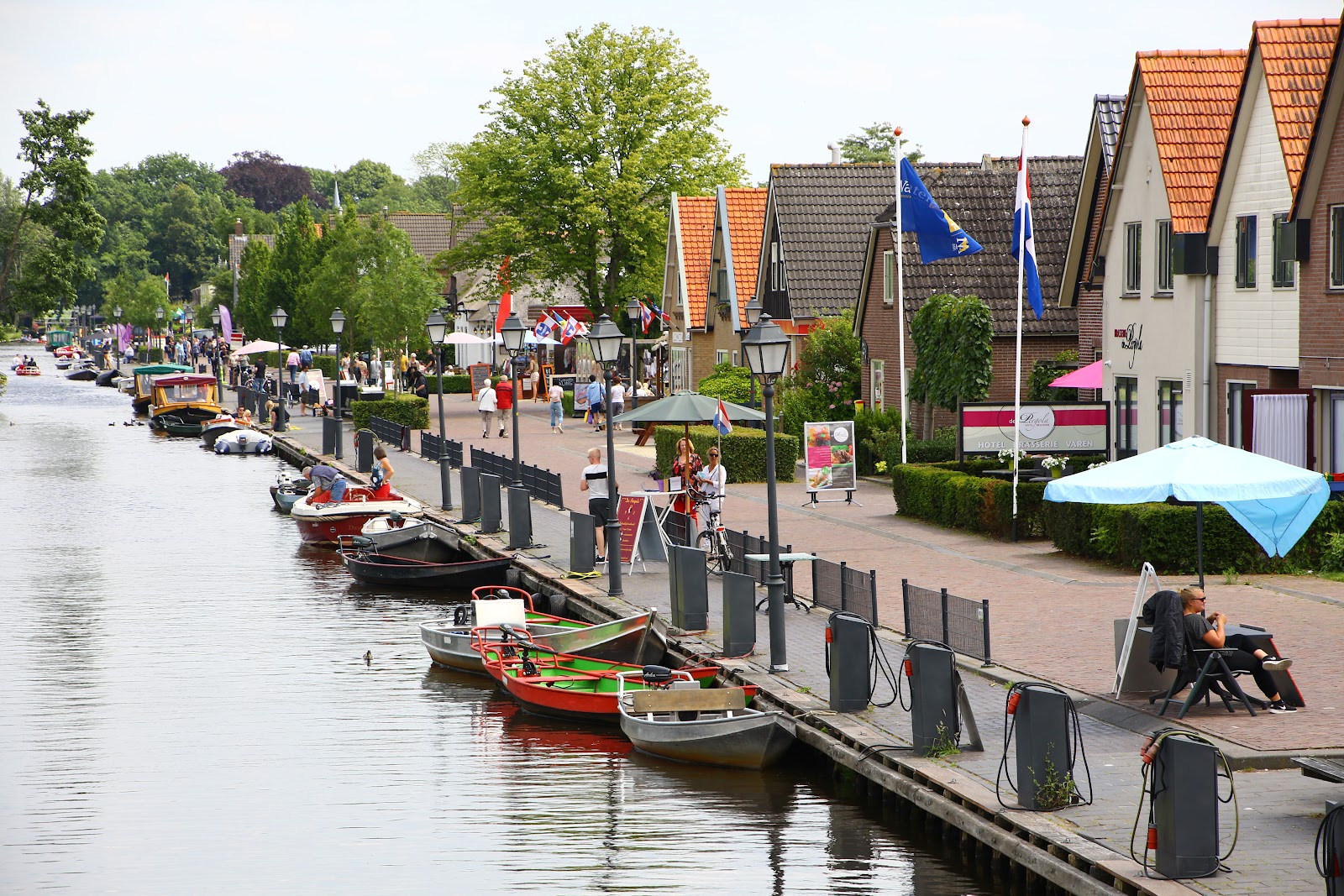 Schilderachtig Nederlands grachtendorp Giethoorn met aangemeerde bootjes