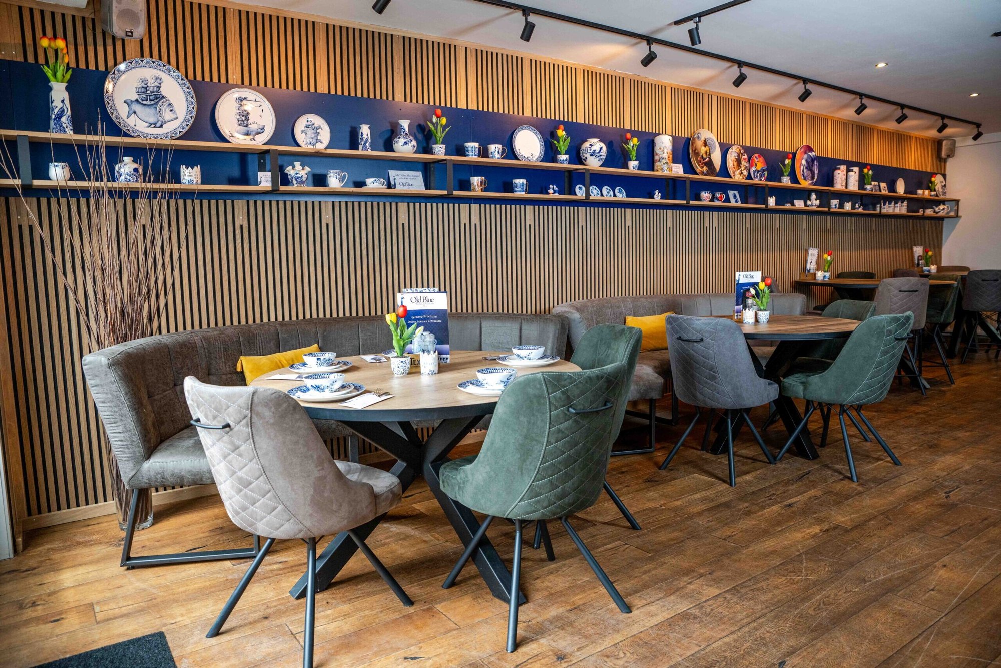 Restaurantzaal met ronde tafels voor groepen
